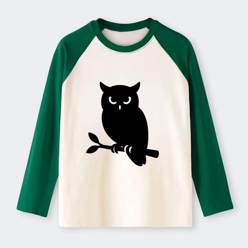 Owl perched on branch at night - Raglan Long Sleeve T-Shirt