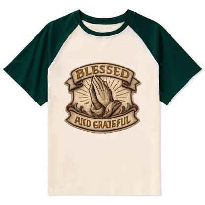 BLESSED AND GRATEFUL - praying hands with text in gold , thankful - Contrast Raglan T-shirt - Green