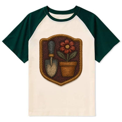Garden trowel with flower pot - gardener badge - Contrast Raglan T-shirt - Green