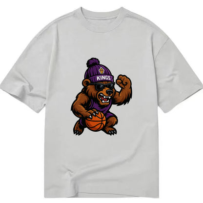 California Grizzly wearing Kings beanie with royal scepter patch and wayfarer - Classic T-shirt - Grey