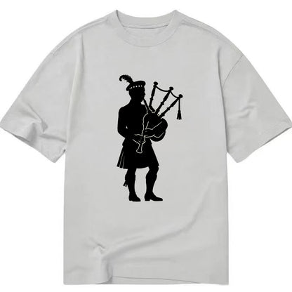 Bagpiper in traditional stance - Classic T-shirt - Grey