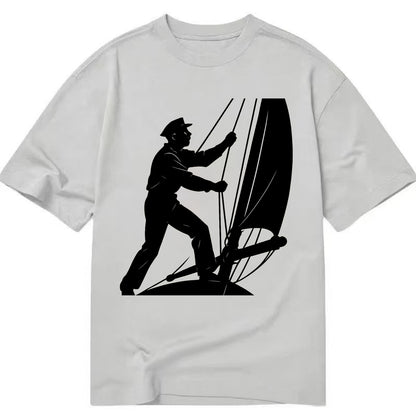 Sailor adjusting the boom on a sailboat - Classic T-shirt - Grey