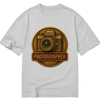 Camera with vintage lens - photographer badge - Classic T-shirt - Grey