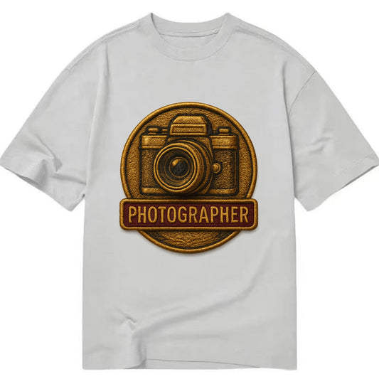 Camera with vintage lens - photographer badge - Classic T-shirt - Grey