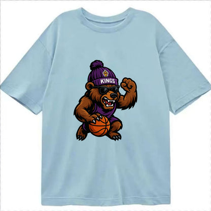 California Grizzly wearing Kings beanie with royal scepter patch and wayfarer - Classic T-shirt - Light Blue