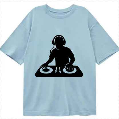 DJ with turntables and headphones - Classic T-shirt - Light Blue