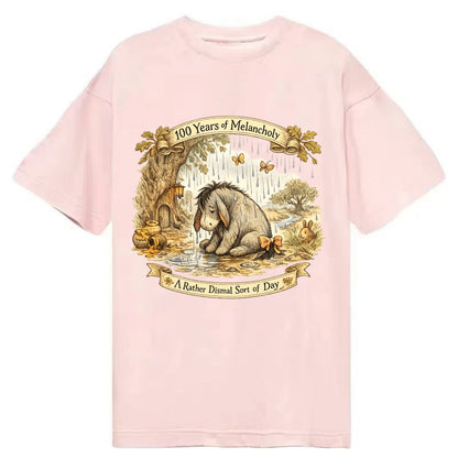 GLOOMY GLEN | Droopy figure in rain | Tattered tail bow | Pessimistic poetry | - Classic T-shirt - Pink