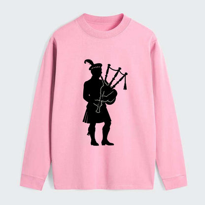 Bagpiper in traditional stance - Classic Long Sleeve Shirt - Pink