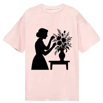 Florist arranging dramatic bouquet - Classic T-shirt - Pink