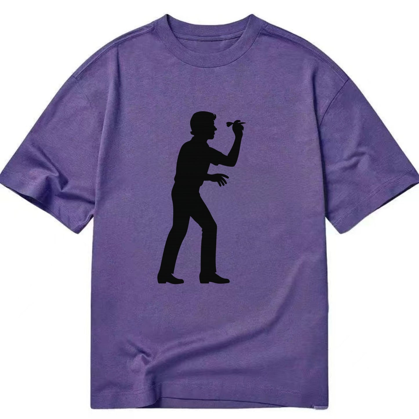 Darts player in throwing stance - Classic T-shirt - Purple
