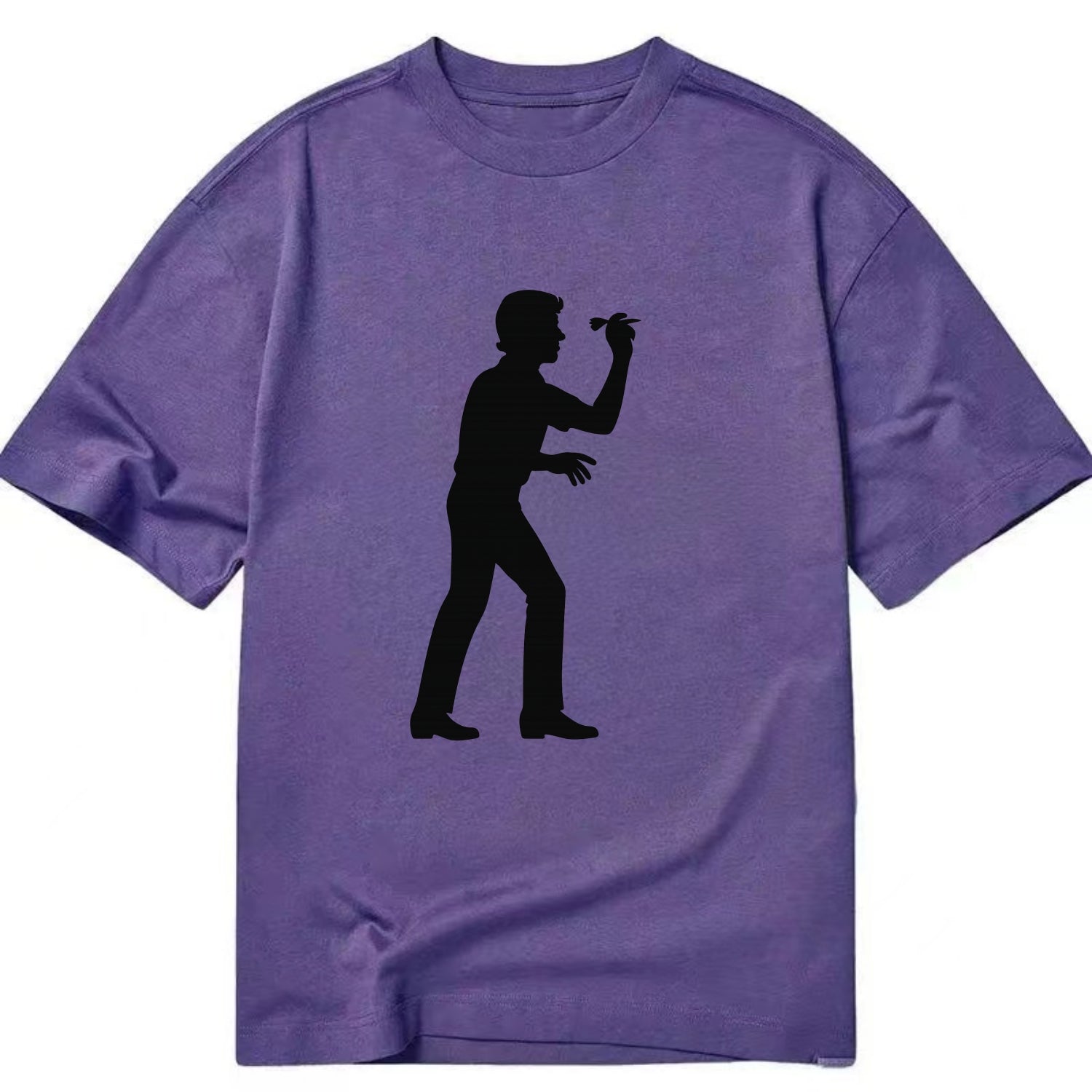 Darts player in throwing stance - Classic T-shirt - Purple