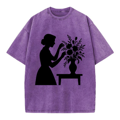 Florist arranging dramatic bouquet - Vintage T-shirt - Purple