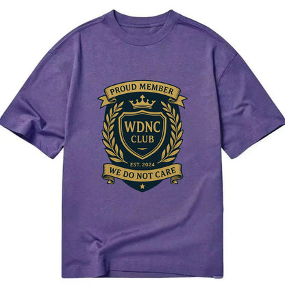 Proud Member badge with laurel wreath - "WDNC CLUB - We Do Not Care" - apathy - Classic T-shirt - Purple
