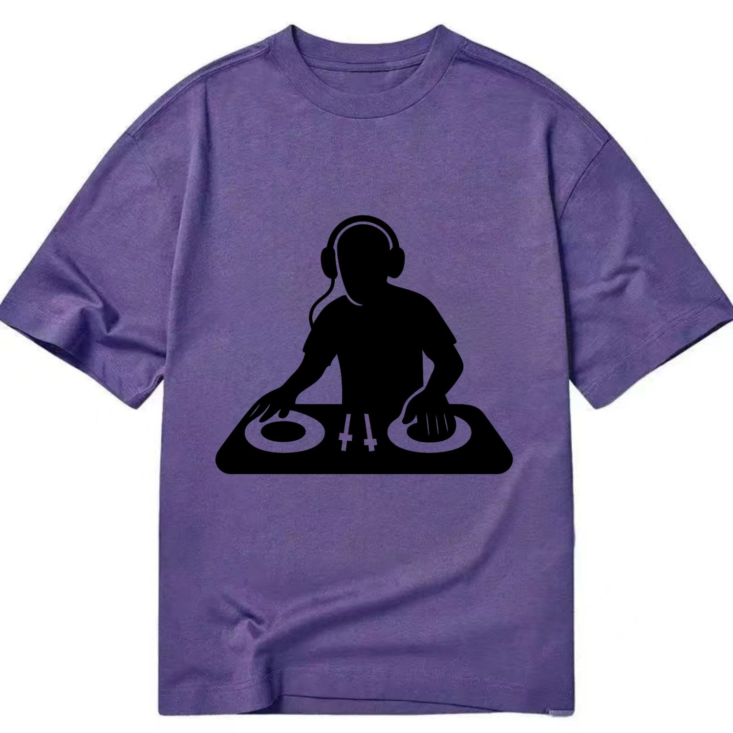 DJ with turntables and headphones - Classic T-shirt - Purple