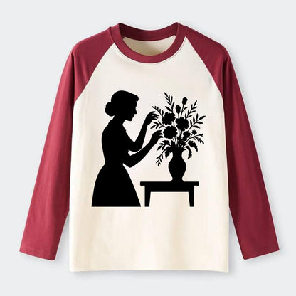 Florist arranging dramatic bouquet - Raglan Long Sleeve T-Shirt - Red