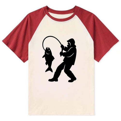 Alaskan fisherman hauling catch - Contrast Raglan T-shirt