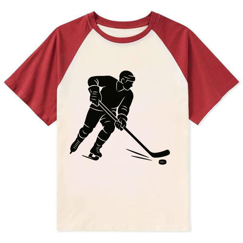 Ice hockey player shooting puck - Contrast Raglan T-shirt