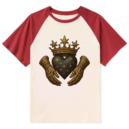 Ice crystal crown framing a frosted heart with fur-trimmed winter hands - Contrast Raglan T-shirt - Red