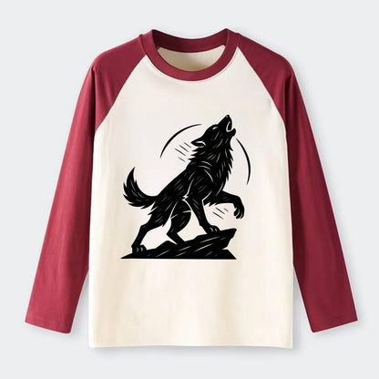 Wolf howling at full moon - Raglan Long Sleeve T-Shirt - Red