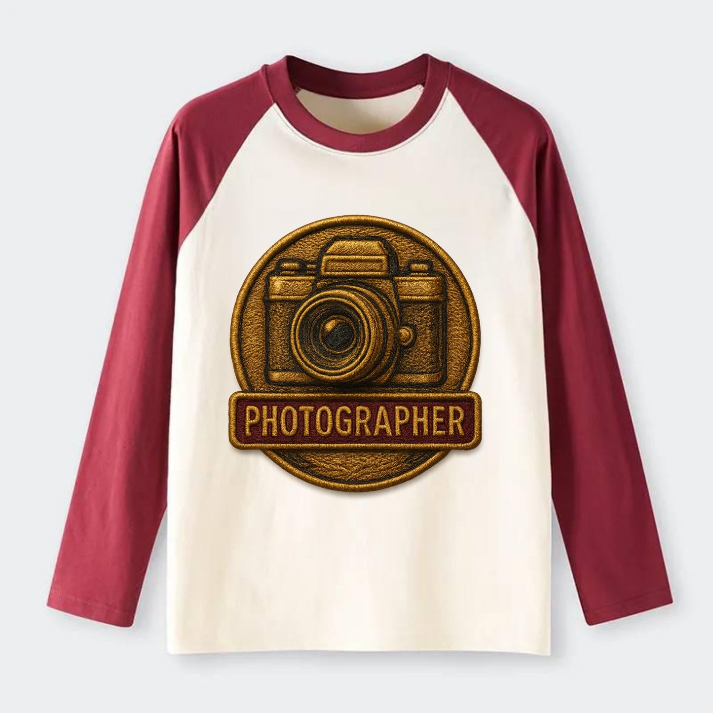 Camera with vintage lens - photographer badge - Raglan Long Sleeve T-Shirt - Red