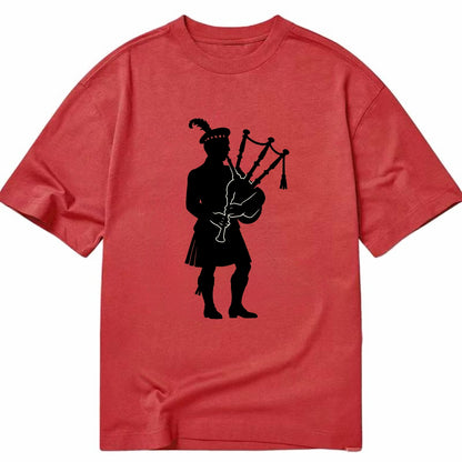 Bagpiper in traditional stance - Classic T-shirt - Red