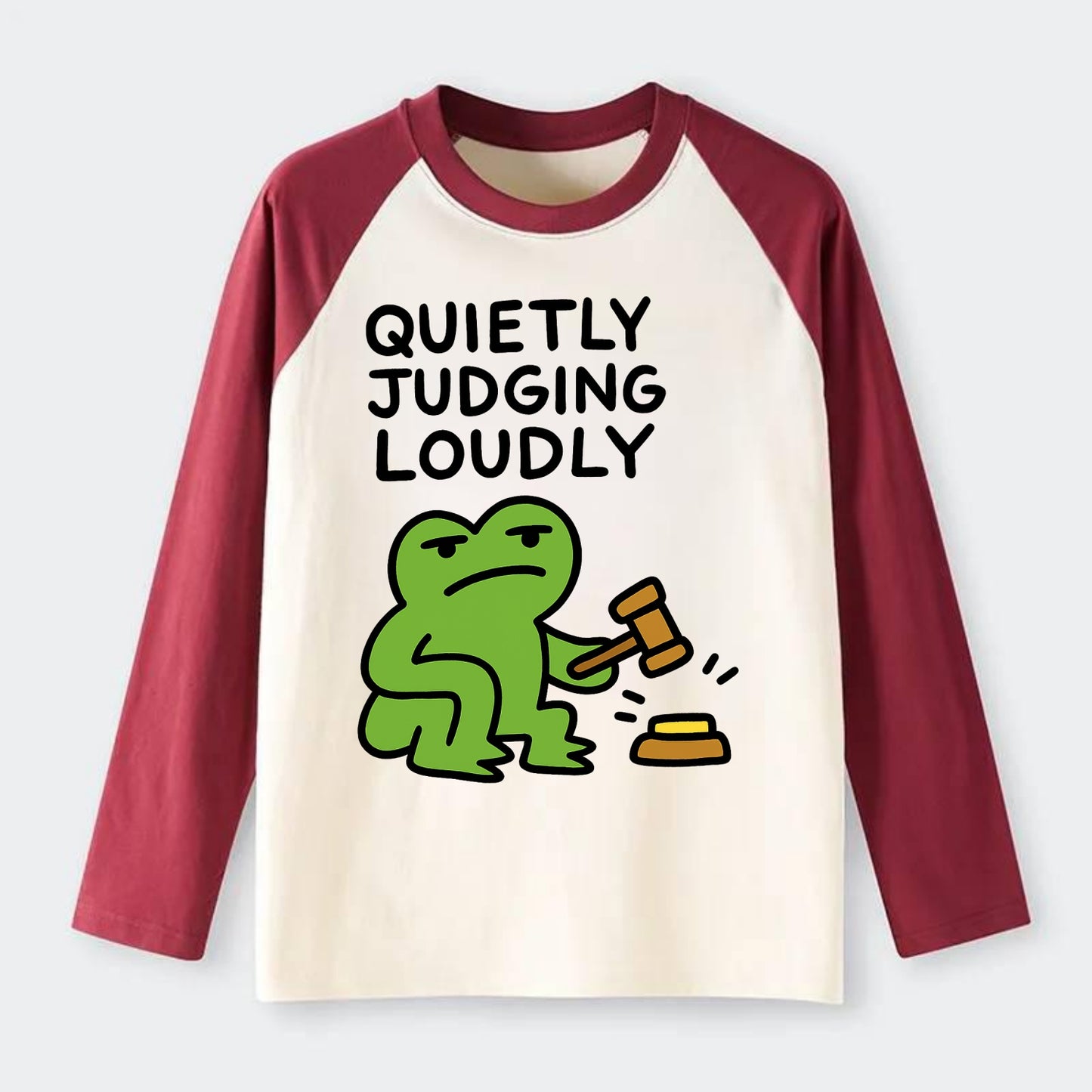 QUIETLY JUDGING LOUDLY | Silent gavel banging - Raglan Long Sleeve T-Shirt - Red