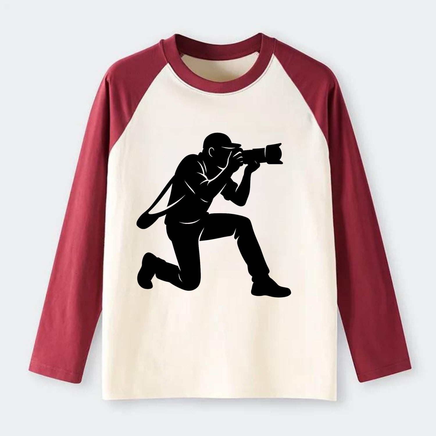 Photographer capturing perfect shot - Raglan Long Sleeve T-Shirt - Red