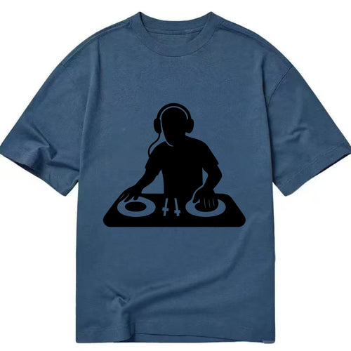 DJ with turntables and headphones - Classic T-shirt