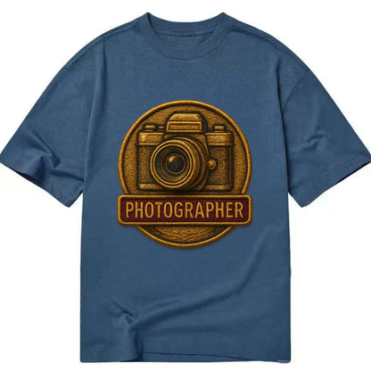 Camera with vintage lens - photographer badge - Classic T-shirt - Twilight Navy(Blue)
