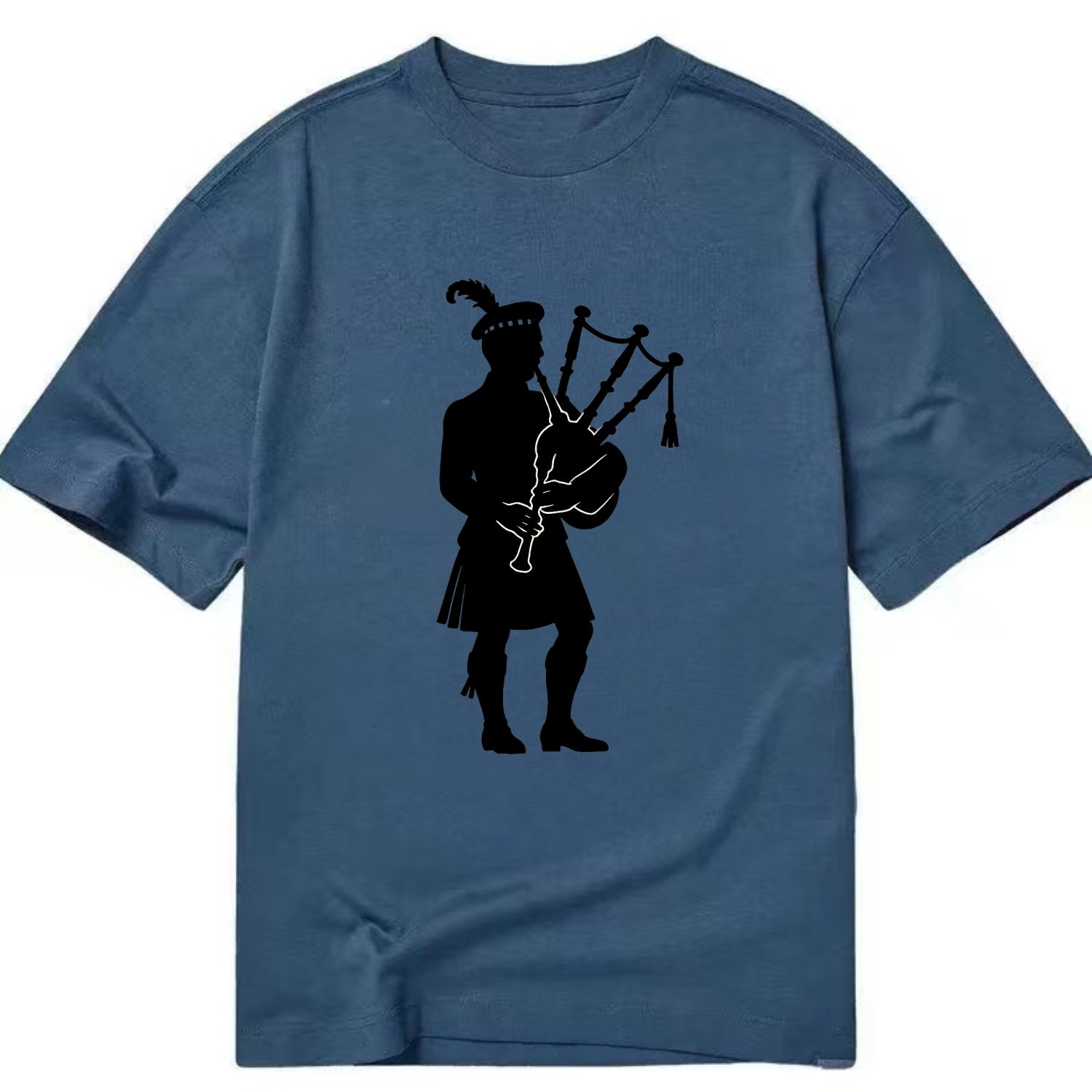 Bagpiper in traditional stance - Classic T-shirt - Twilight Navy(Blue)