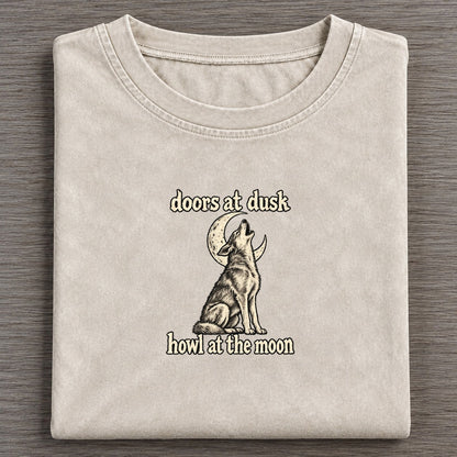 A Coyote Lean Mixed Breed Sitting Upright With Its Head Thrown Back In A Howl Bark For Me Vintage T-shirt – Off White