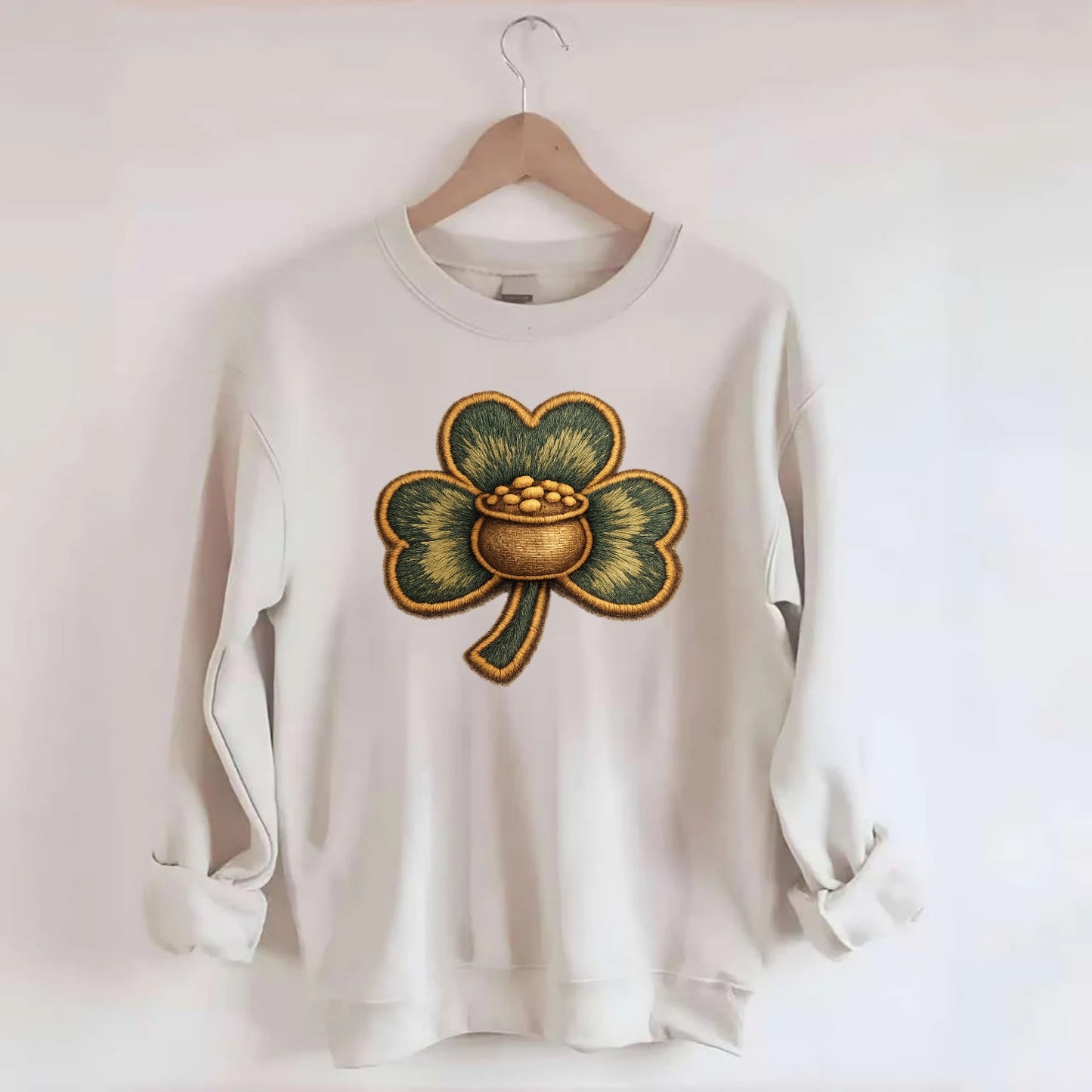 ST PATRICKS CLOVER - lucky clover with gold in green and gold , Irish luck - Crewneck Sweatshirt - biege