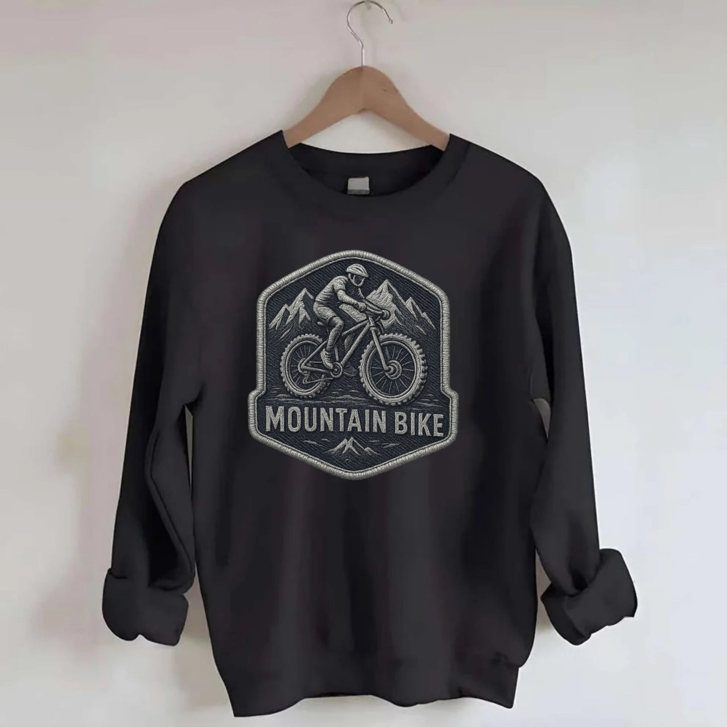 Mountain bike with rugged tires - cyclist badge - Crewneck Sweatshirt - black