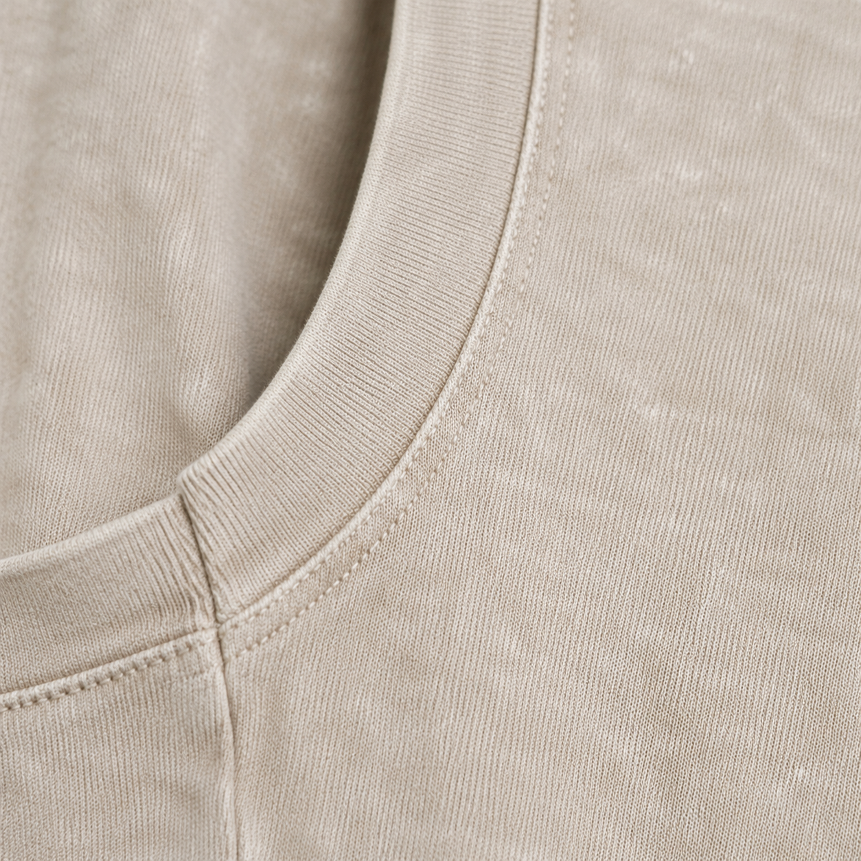 Golden Retriever Laying Dow Vintage Washed Tank – beige fabric close-up