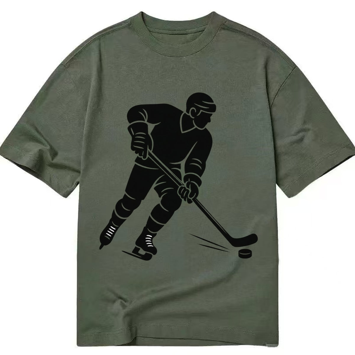 Ice hockey player shooting puck - Classic T-shirt – Army Green