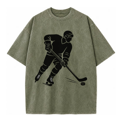 Ice hockey player shooting puck - Vintage T-shirt – Army Green