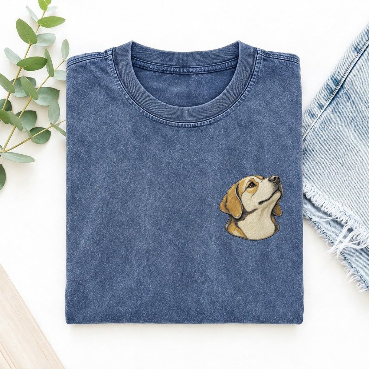 Labrador Looking Up Keepsake Emblem Left Chest Vintage T-shirt – Washed Blue