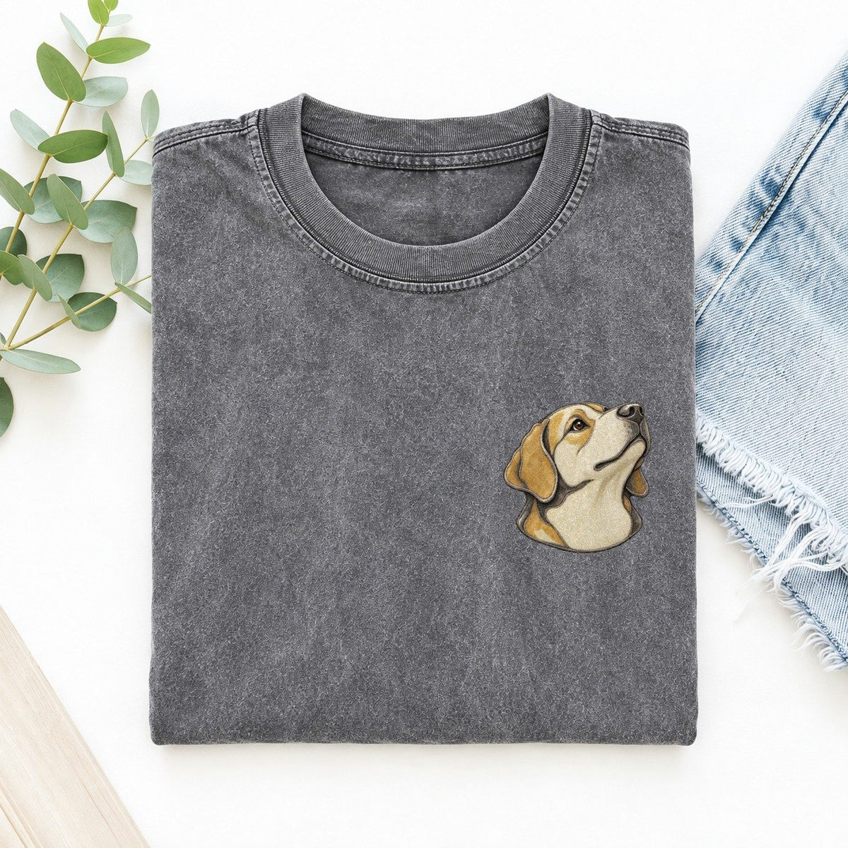 Labrador Looking Up Keepsake Emblem Left Chest Vintage T-shirt – Grey