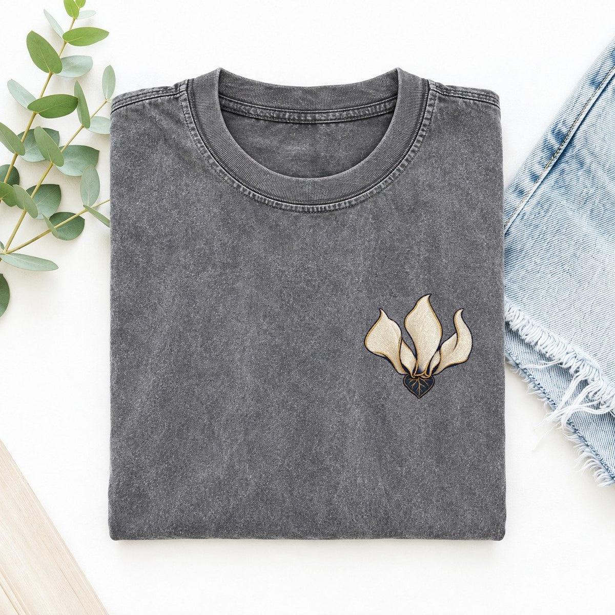 Cyclamen Petal Sweep Left Chest Vintage T-shirt – Grey