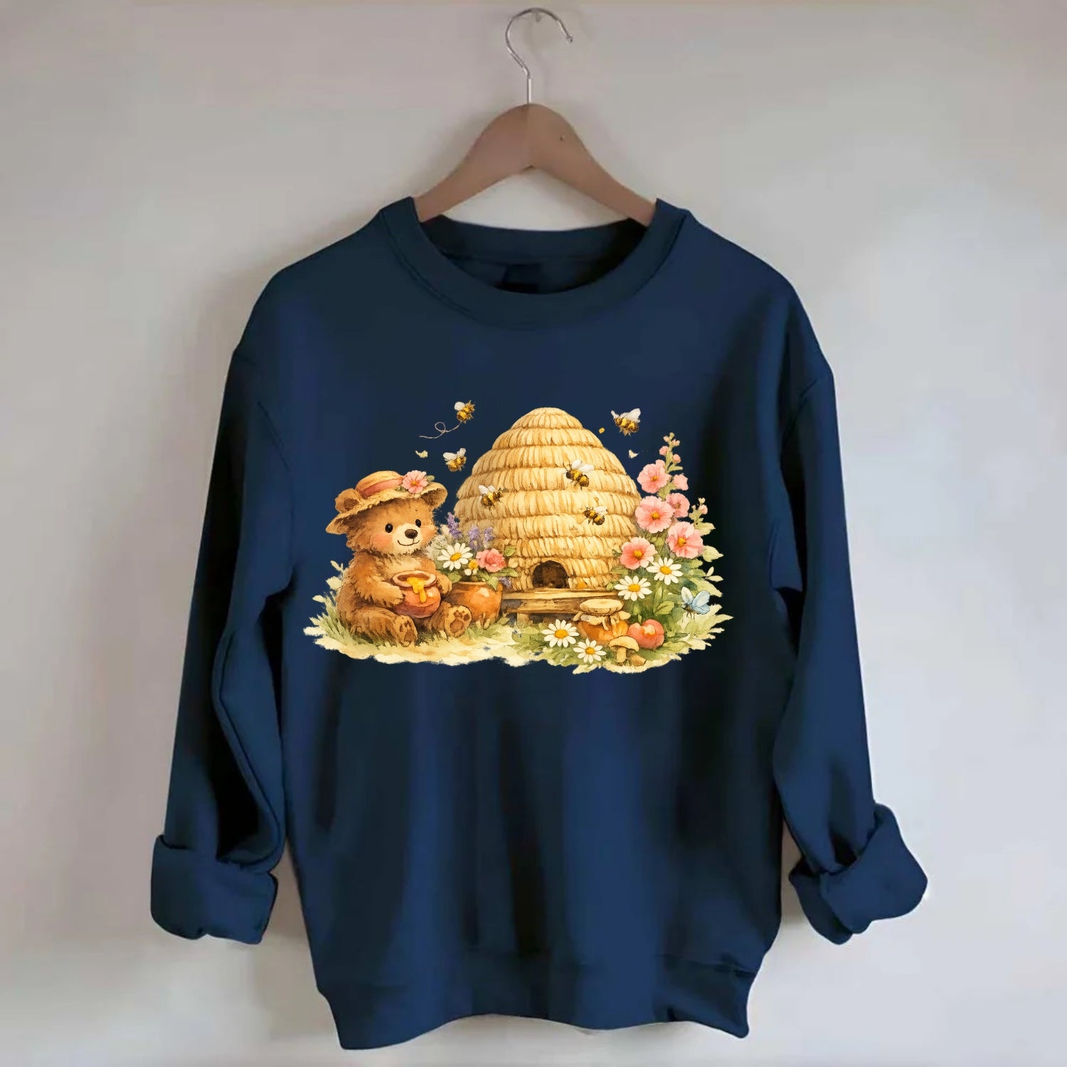 SKEP HIVE | Traditional straw beehive | Cottage garden setting | Buzzing - Crewneck Sweatshirt - navy