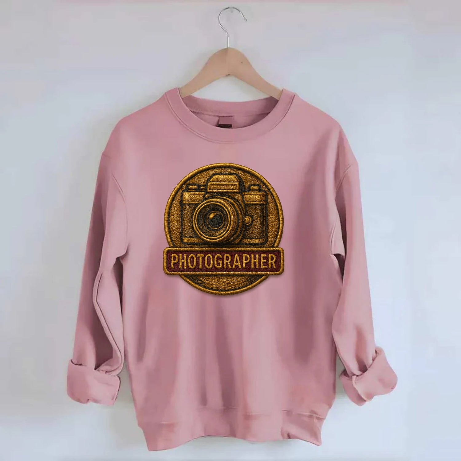 Camera with vintage lens - photographer badge - Crewneck Sweatshirt - pink