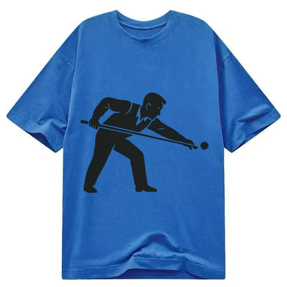 Pool player lining up shot - Classic T-shirt – Blue