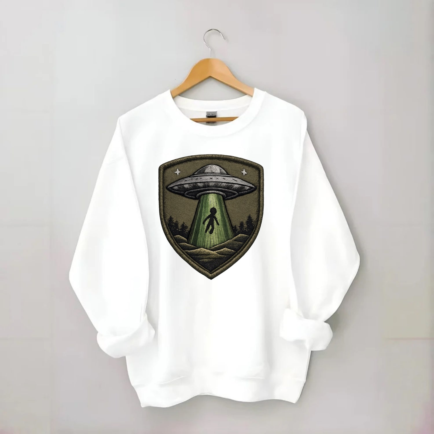 UFO ALIEN - flying saucer with beam in silver and green , extraterrestrial - Crewneck Sweatshirt - white