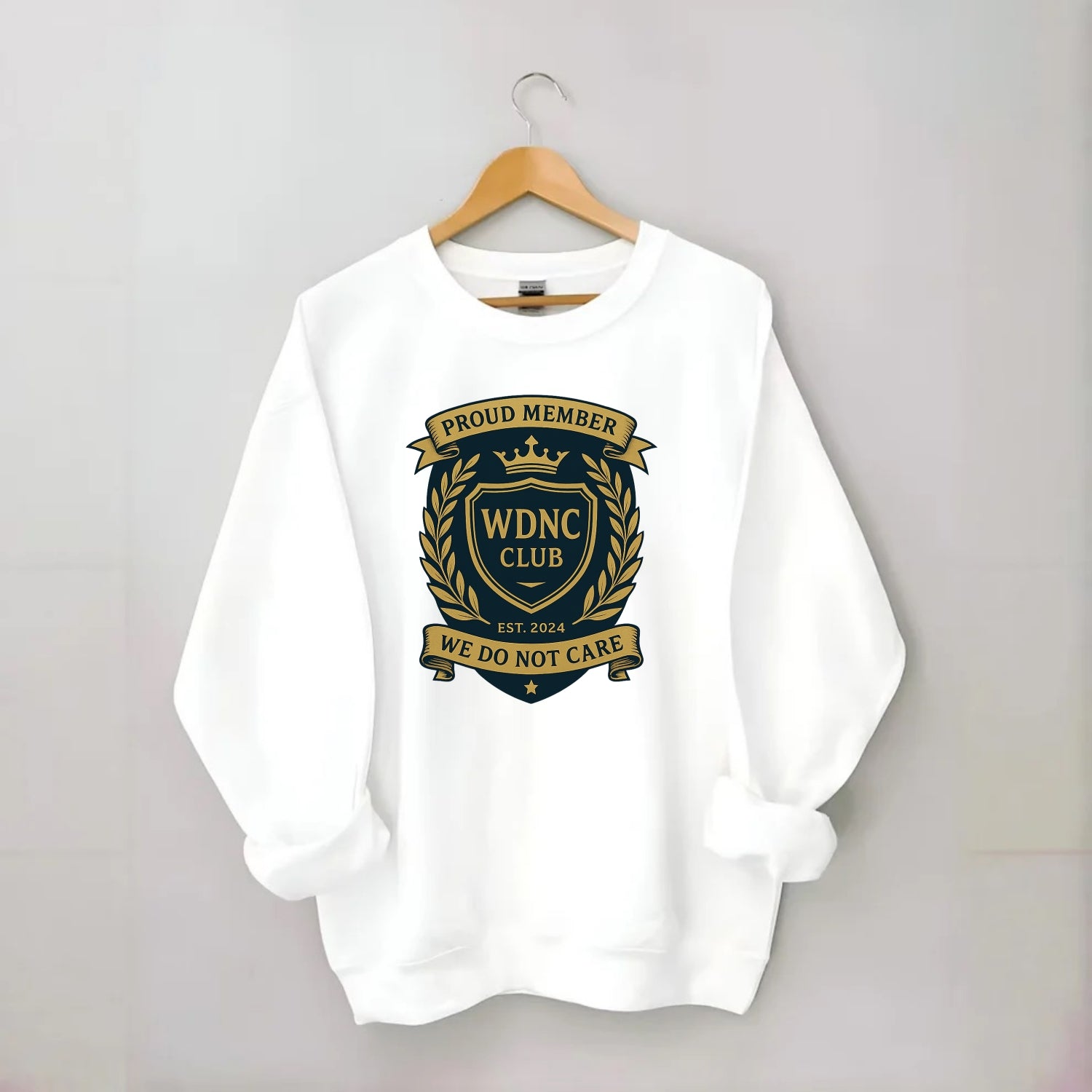Proud Member badge with laurel wreath - "WDNC CLUB - We Do Not Care" - apathy - Crewneck Sweatshirt - white