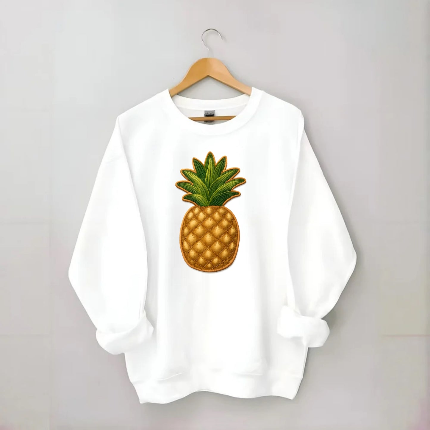 PINEAPPLE CROWN - tropical fruit in yellow and green , hospitality - Crewneck Sweatshirt - white