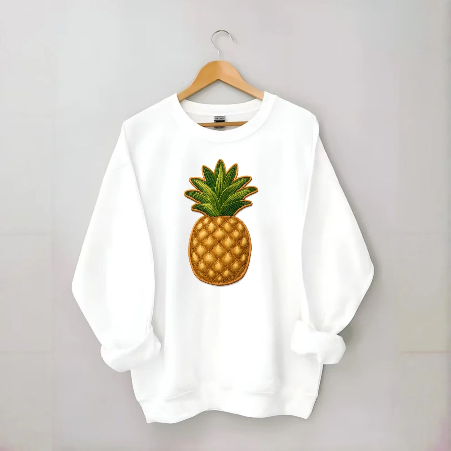 PINEAPPLE CROWN - tropical fruit in yellow and green , hospitality - Crewneck Sweatshirt - white