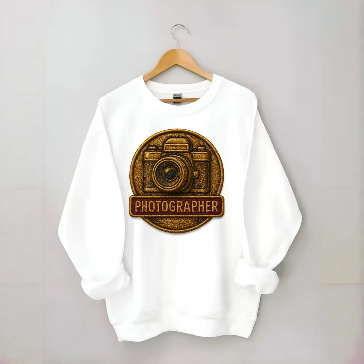 Camera with vintage lens - photographer badge - Crewneck Sweatshirt - white