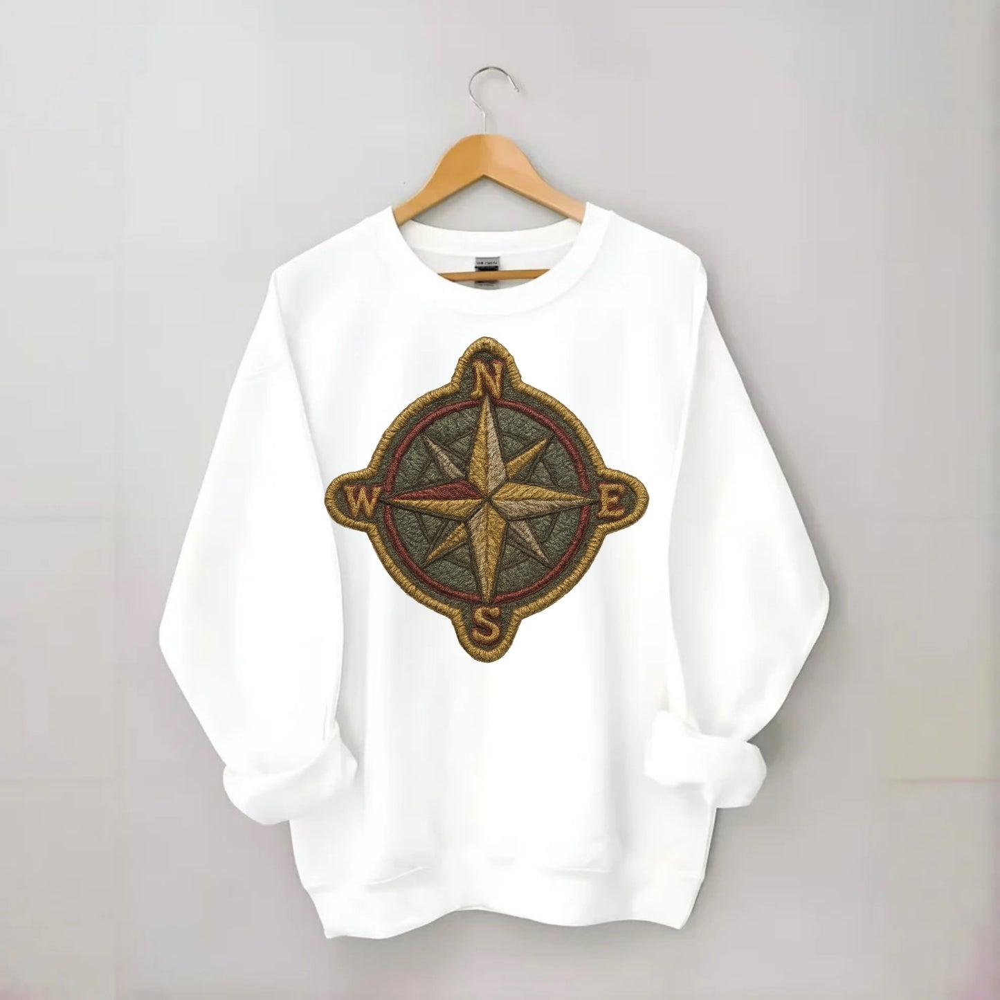 Compass rose with cardinal directions - explorer symbol - Crewneck Sweatshirt - white