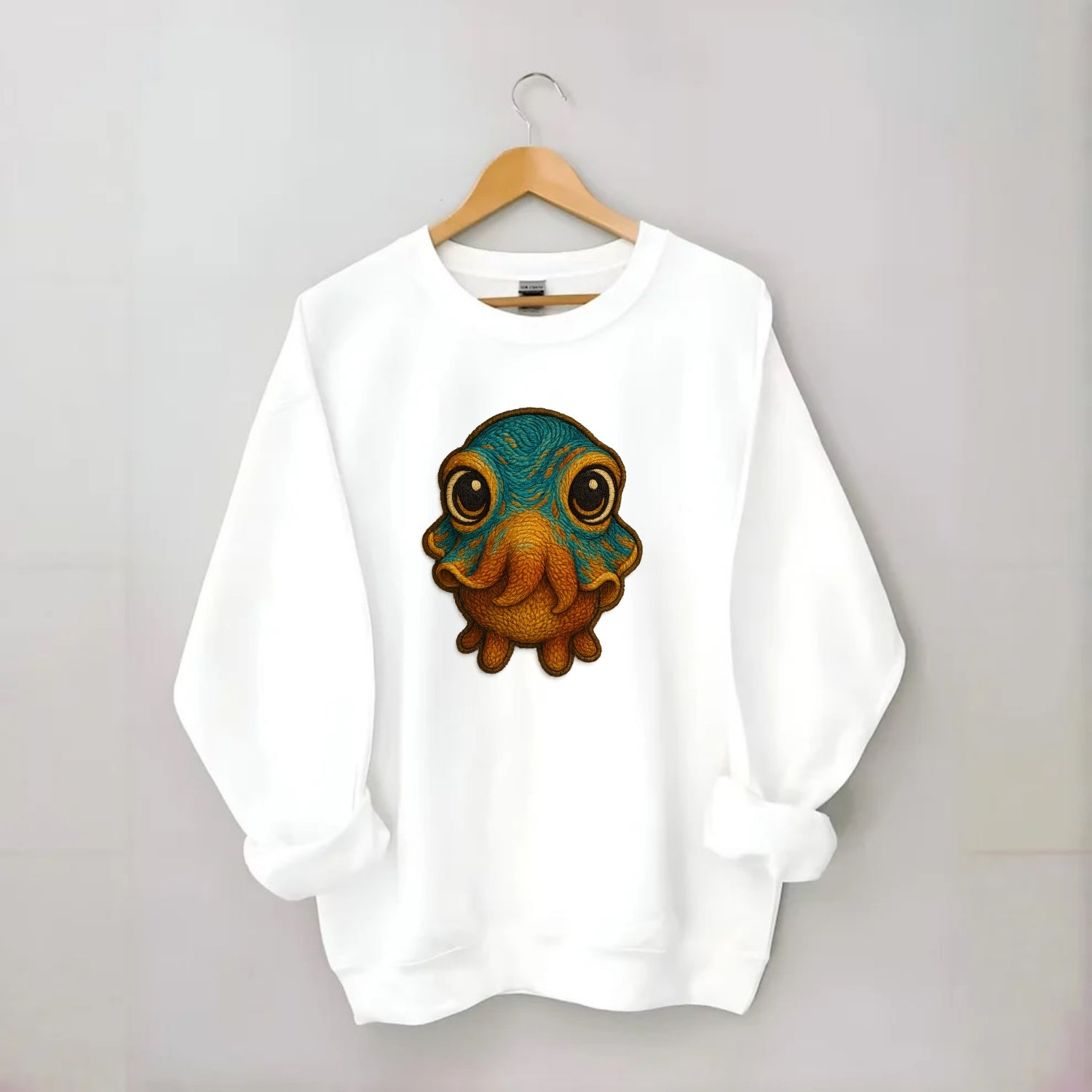 Baby Cuttlefish - color-changing skin, W-shaped pupil, front-facing, hypnotic - Crewneck Sweatshirt - white