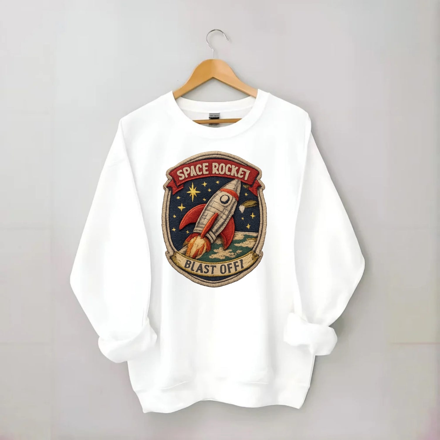 RETRO ROCKET - 1950s space rocket in silver and red , atomic age - Crewneck Sweatshirt - white